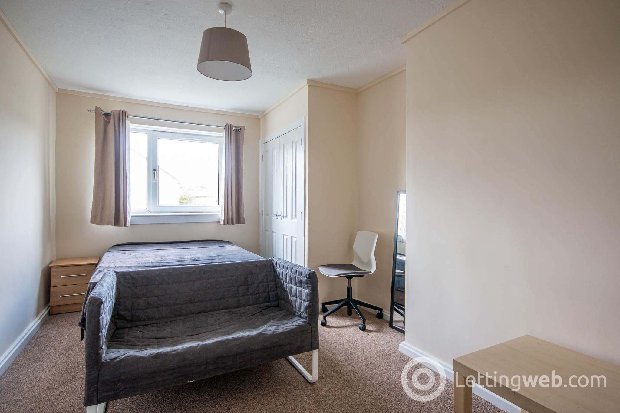 Room West Pilton Grove in Edinburgh