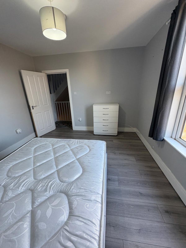 Room Lea Hall Road in Greater London