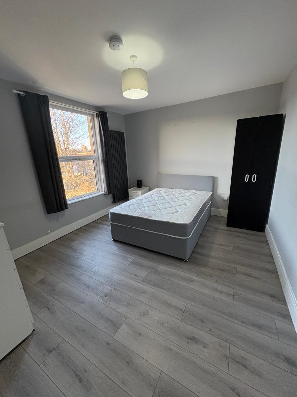 Room Lea Hall Road in Greater London