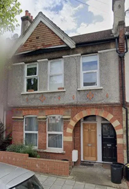 Flat Salterford Road in Greater London