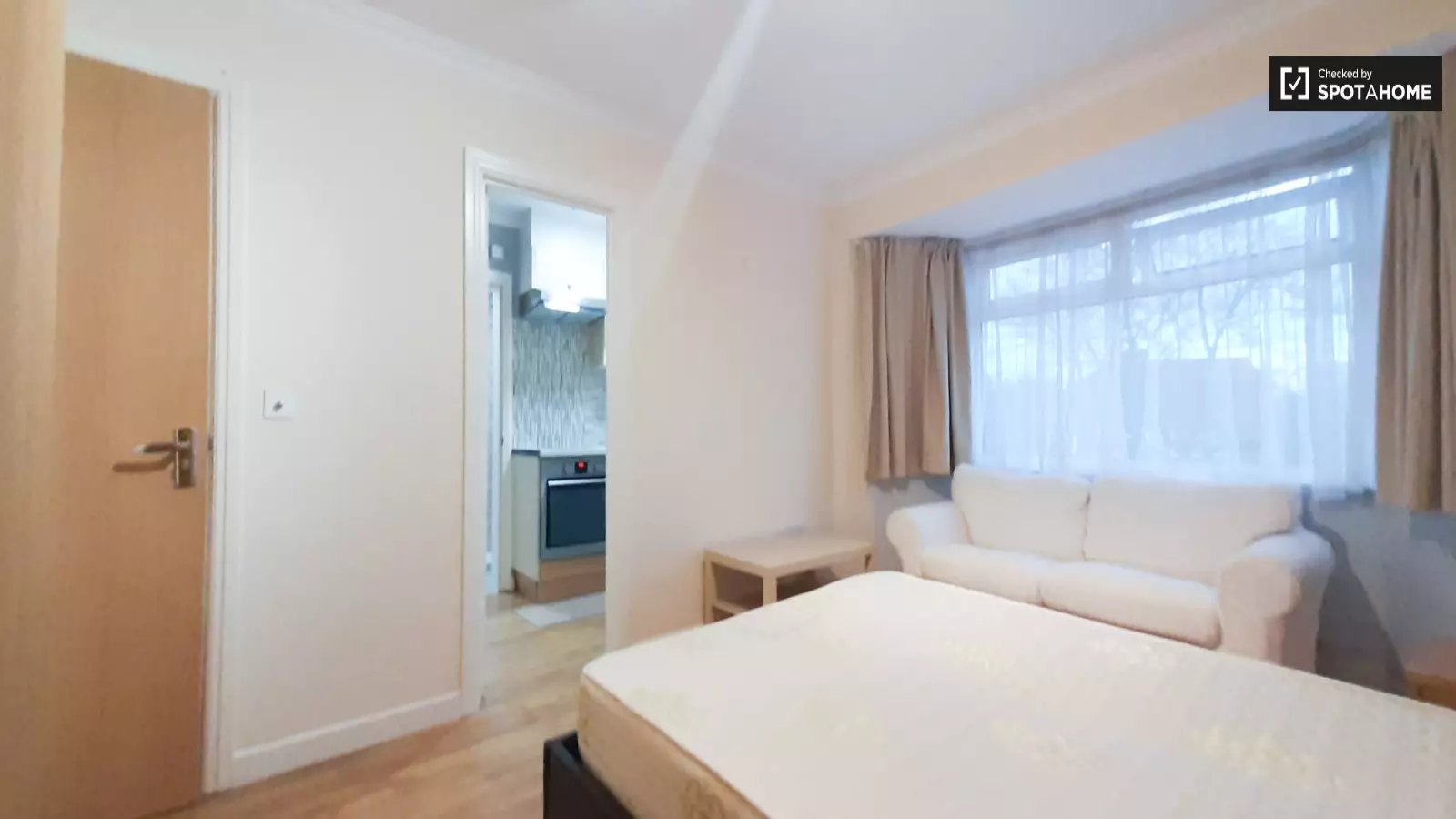 Flat Manor Way in Greater London