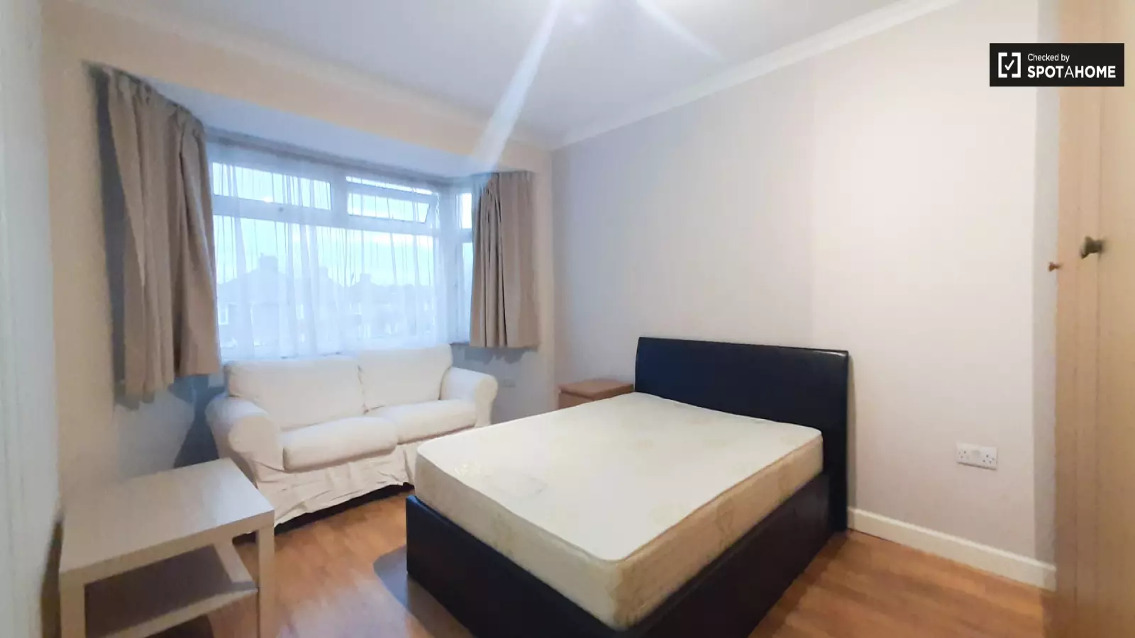 Flat Manor Way in Greater London