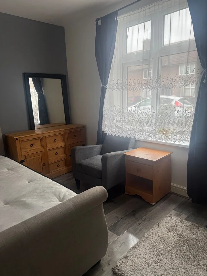 Room Ayloffe Road in Greater London