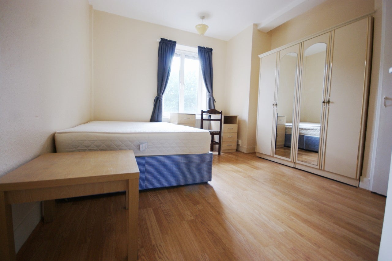 Flat Crowndale Road in London