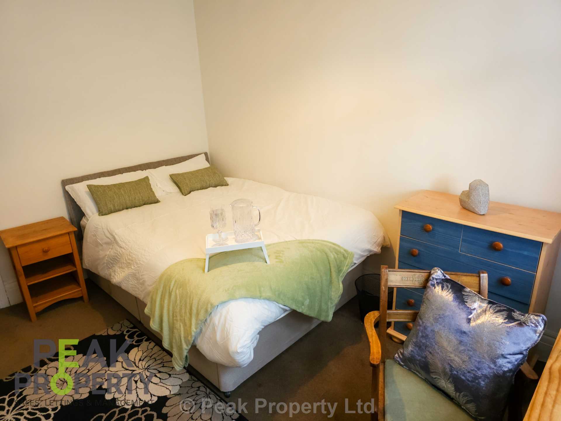 Room Canewdon Road in Southend-on-Sea