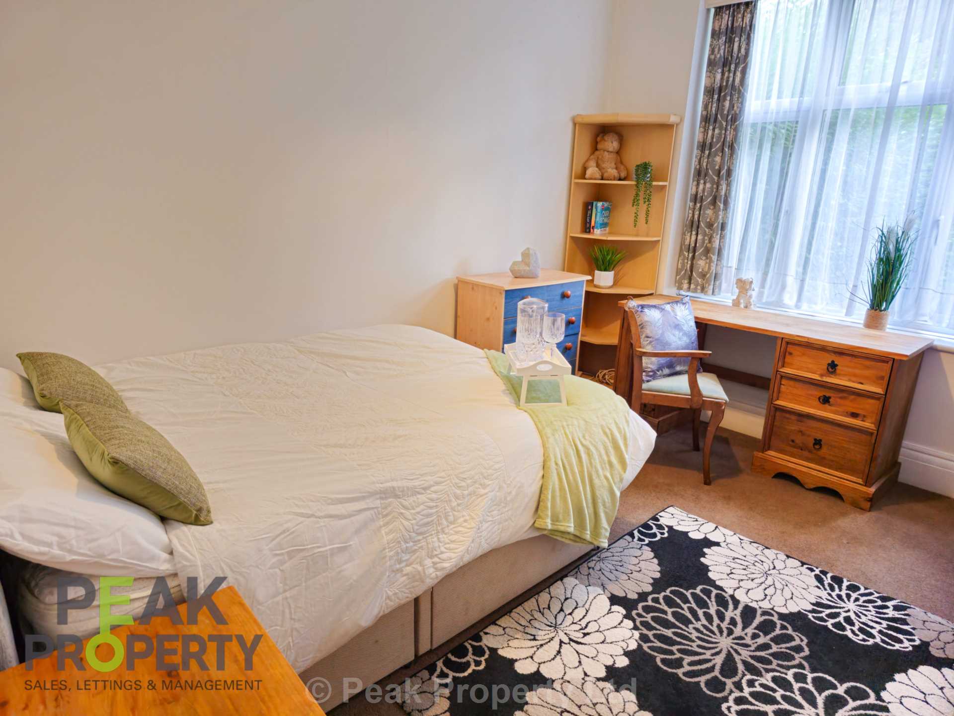 Room Canewdon Road in Southend-on-Sea