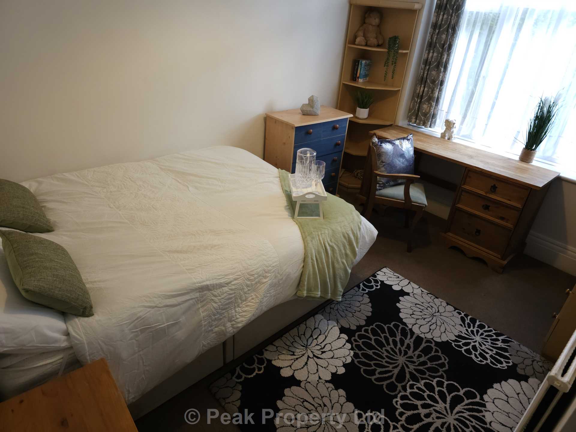 Room Canewdon Road in Southend-on-Sea