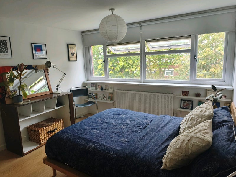 Flat Broome Way in Greater London