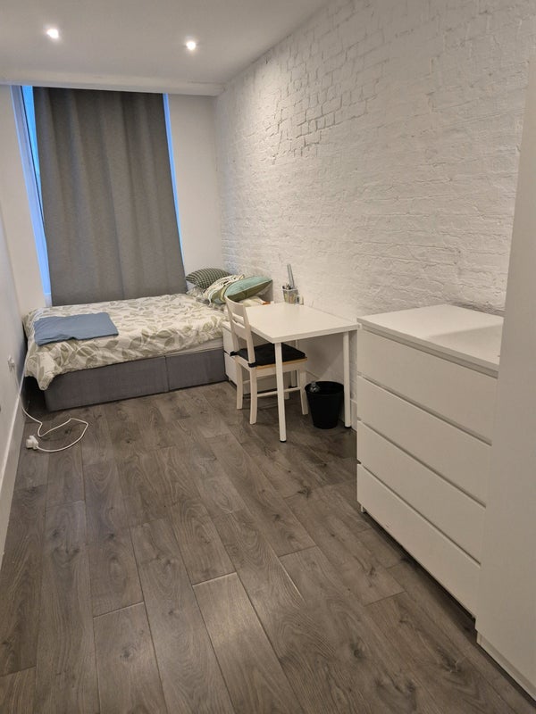 Room Farringdon Road in Greater London