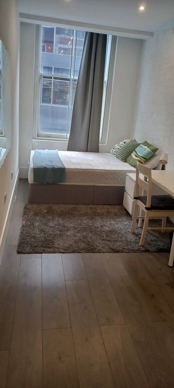 Room Farringdon Road in Greater London