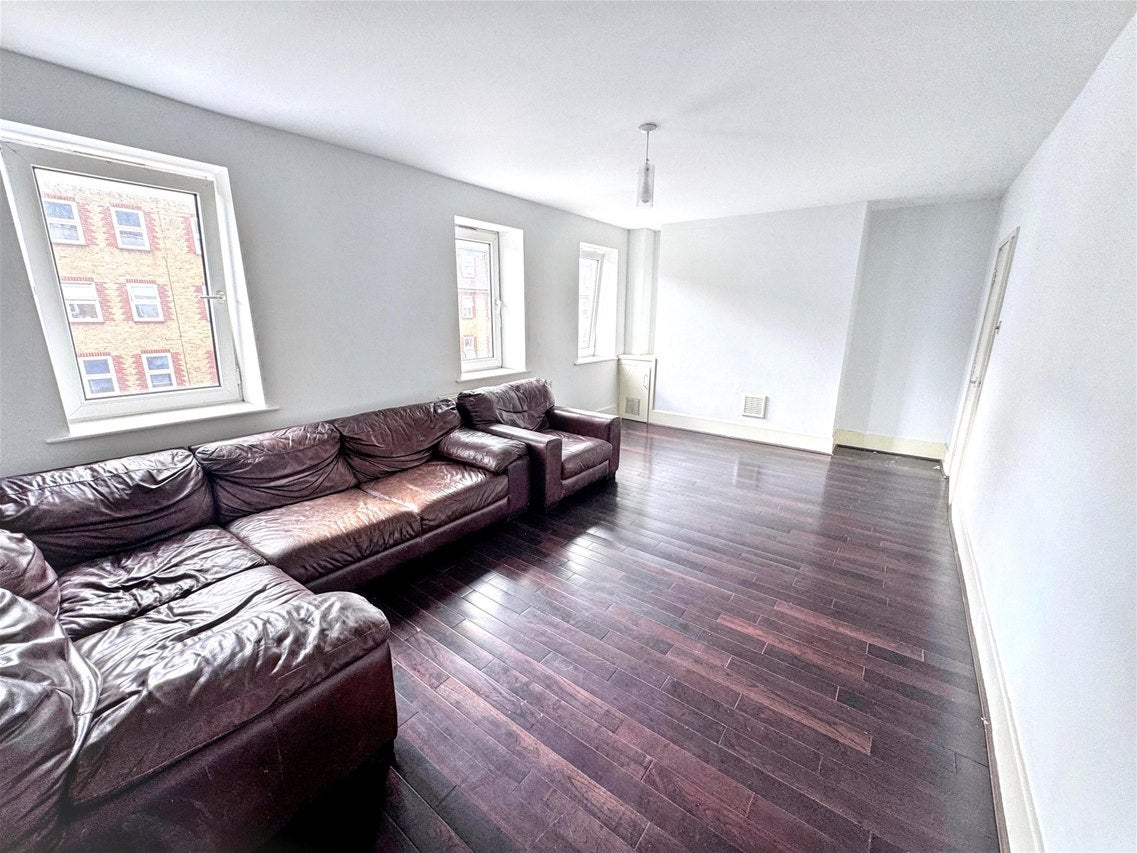 Flat Germander Way in Greater London
