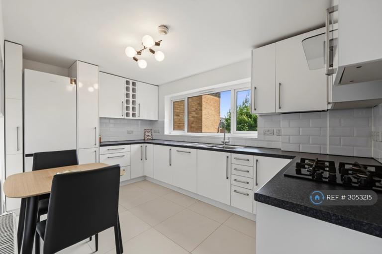 Flat Sunningfields Road in Greater London