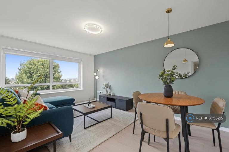 Flat Sunningfields Road in Greater London