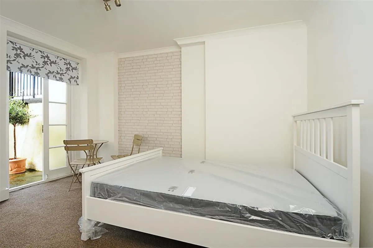 Flat Chiswick Road in Greater London