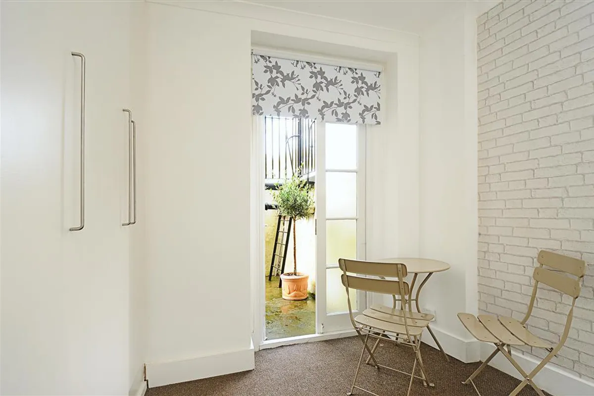 Flat Chiswick Road in Greater London