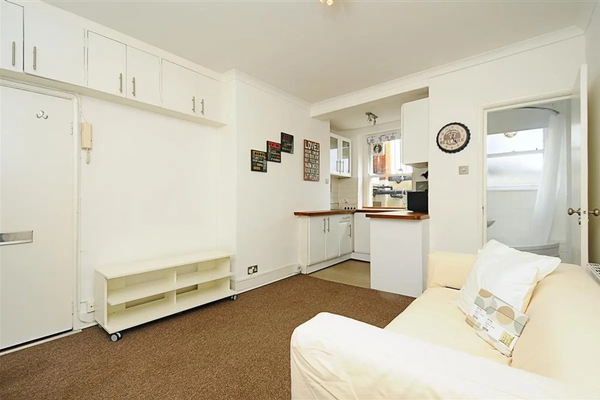 Flat Chiswick Road in Greater London