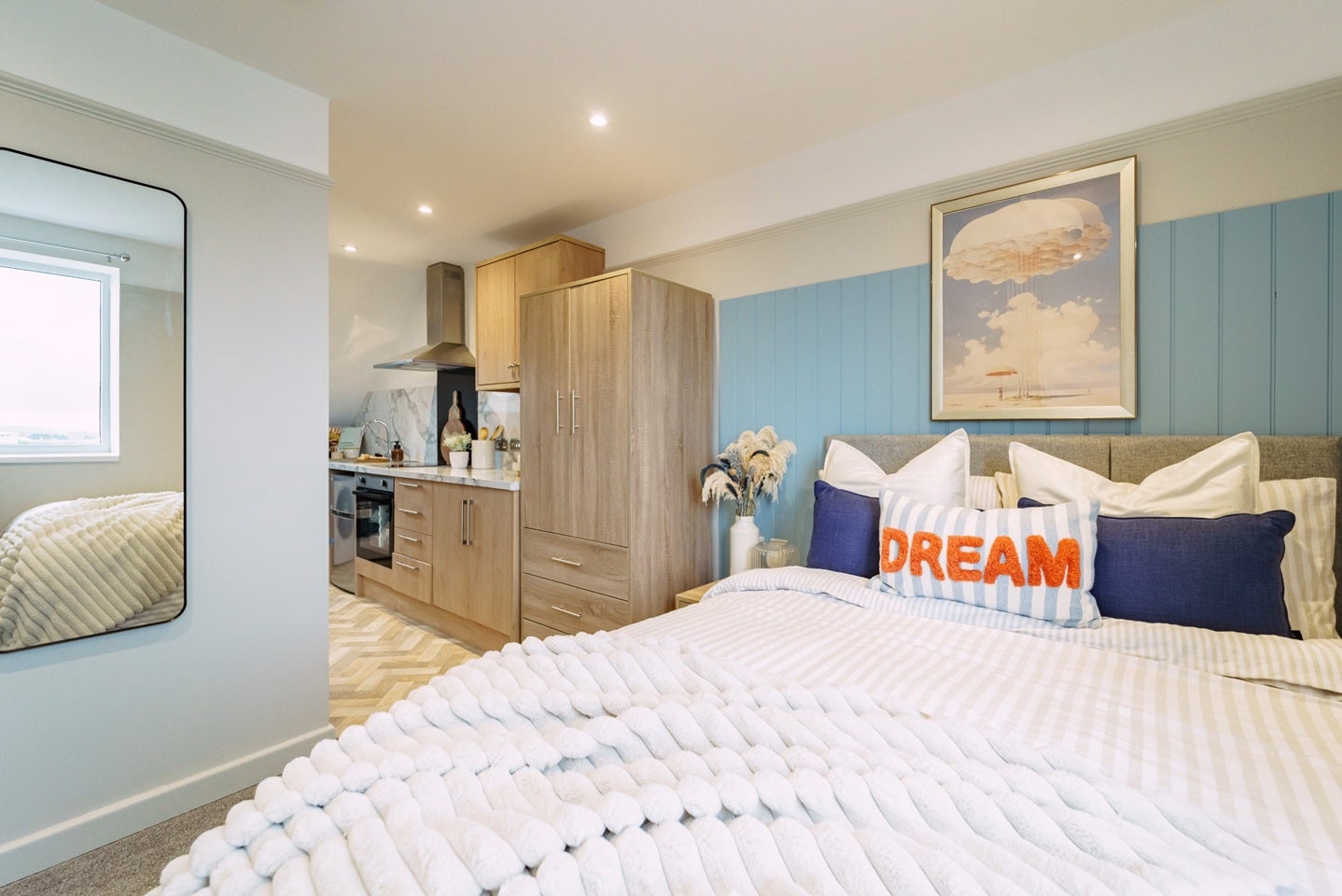 Room Dixon Street in Swindon