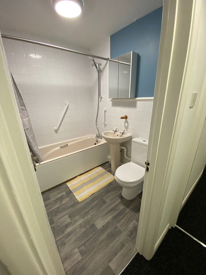 Room Roebuck Court in South Oxfordshire