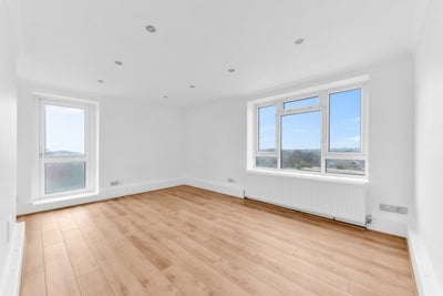 Flat Strongbow Crescent in London