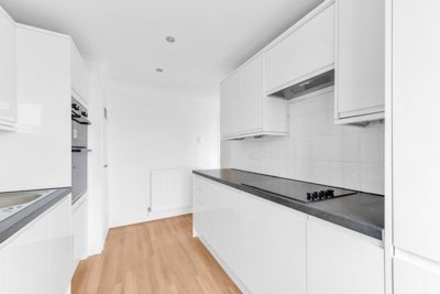 Flat Strongbow Crescent in London