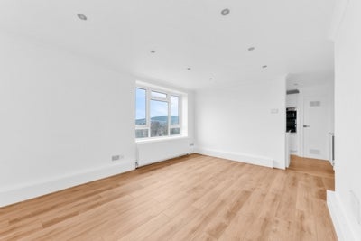 Flat Strongbow Crescent in London