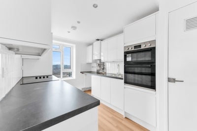 Flat Strongbow Crescent in London
