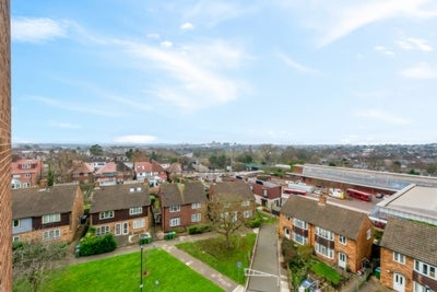 Flat Strongbow Crescent in London