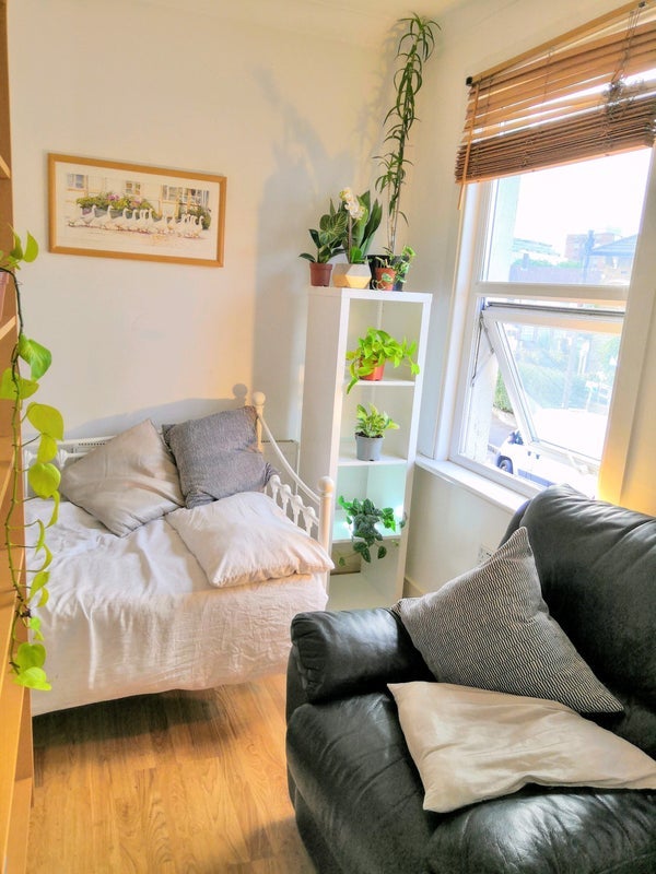 Room Oval Road in Greater London