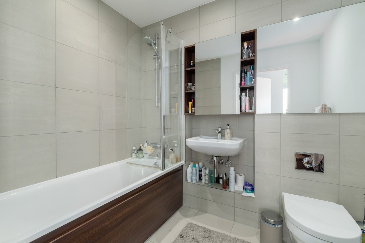 Flat Arsenal Way in Greater London