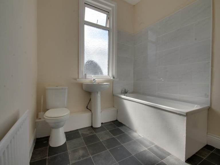 Flat Hexham Road in Newcastle upon Tyne