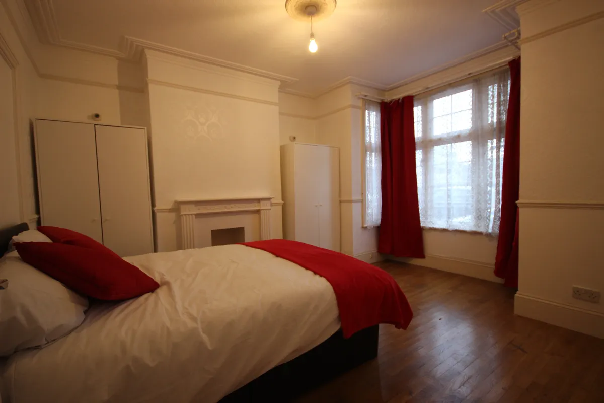Room Vicarage Road in Watford
