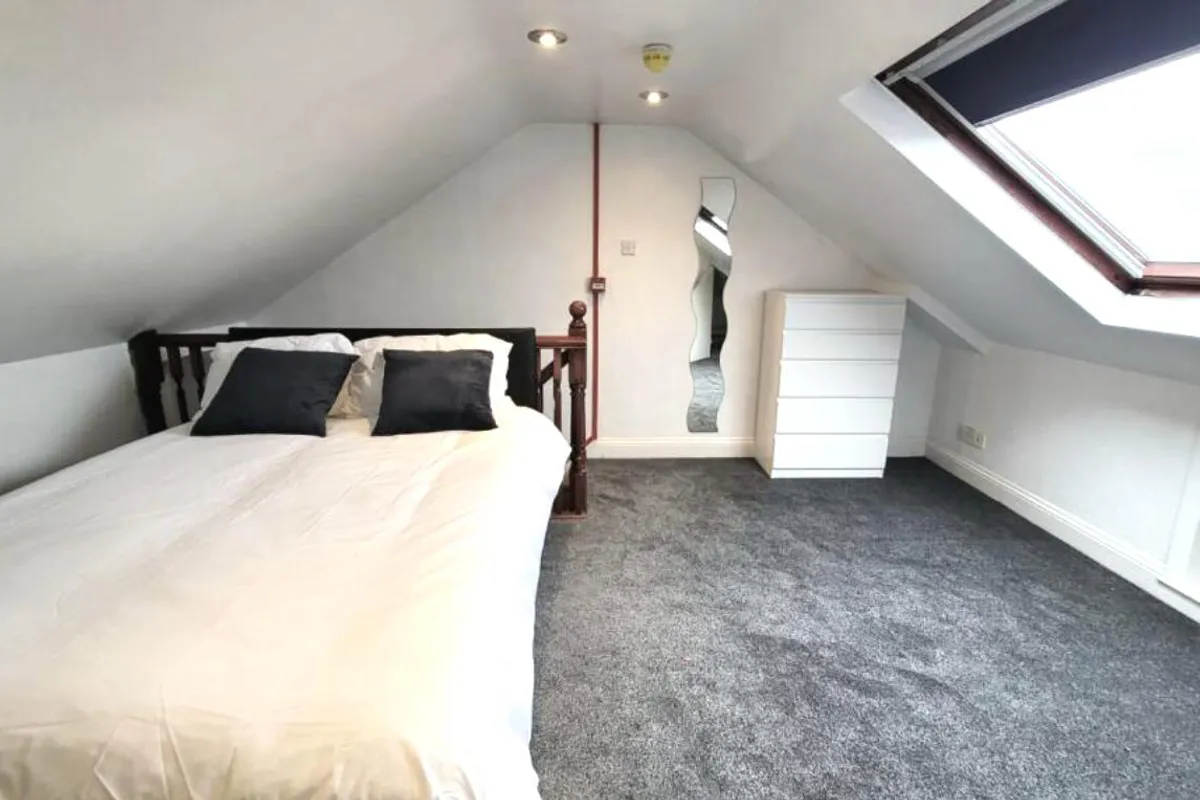 Room Vicarage Road in Watford
