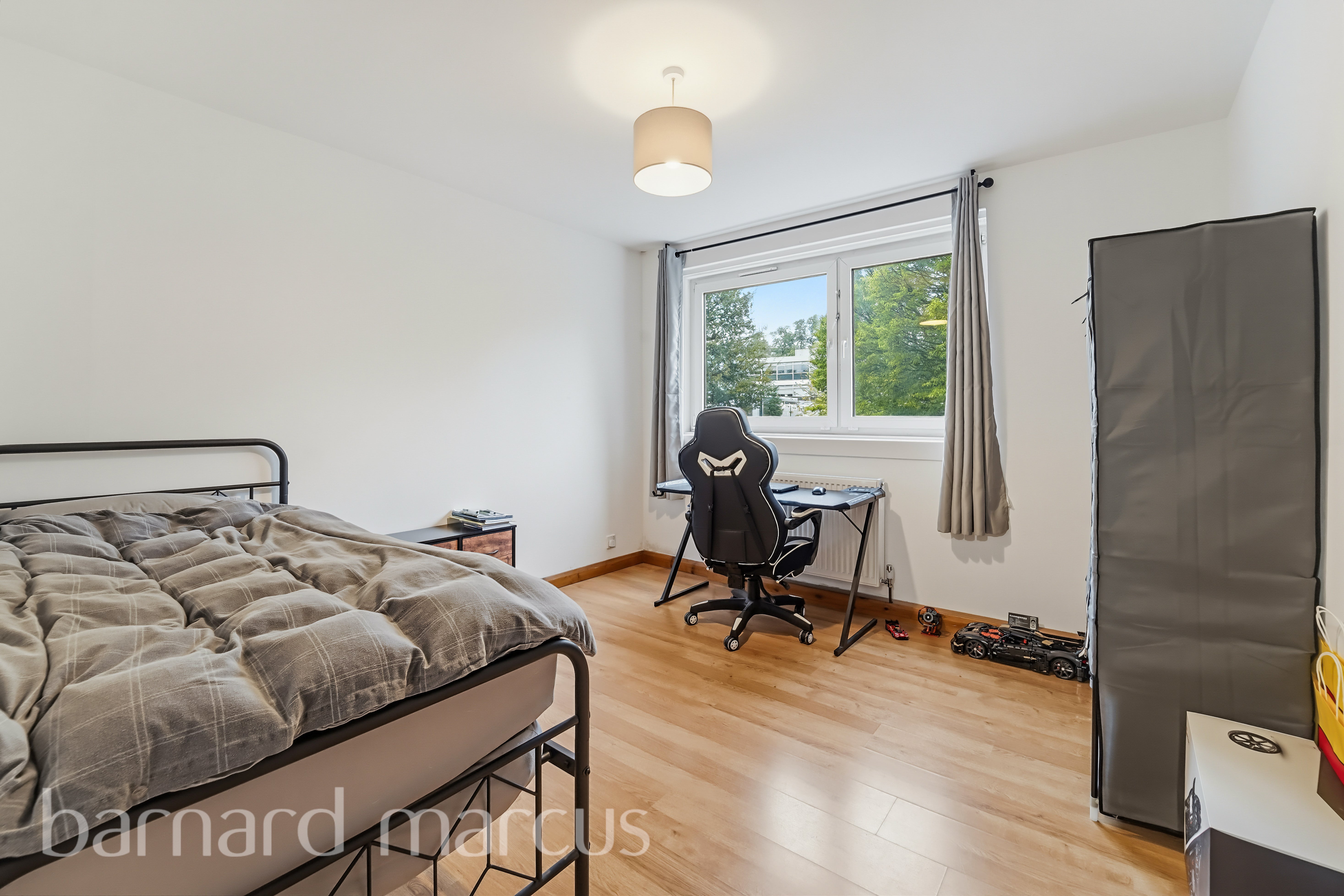 Flat Ellisfield Drive in Greater London