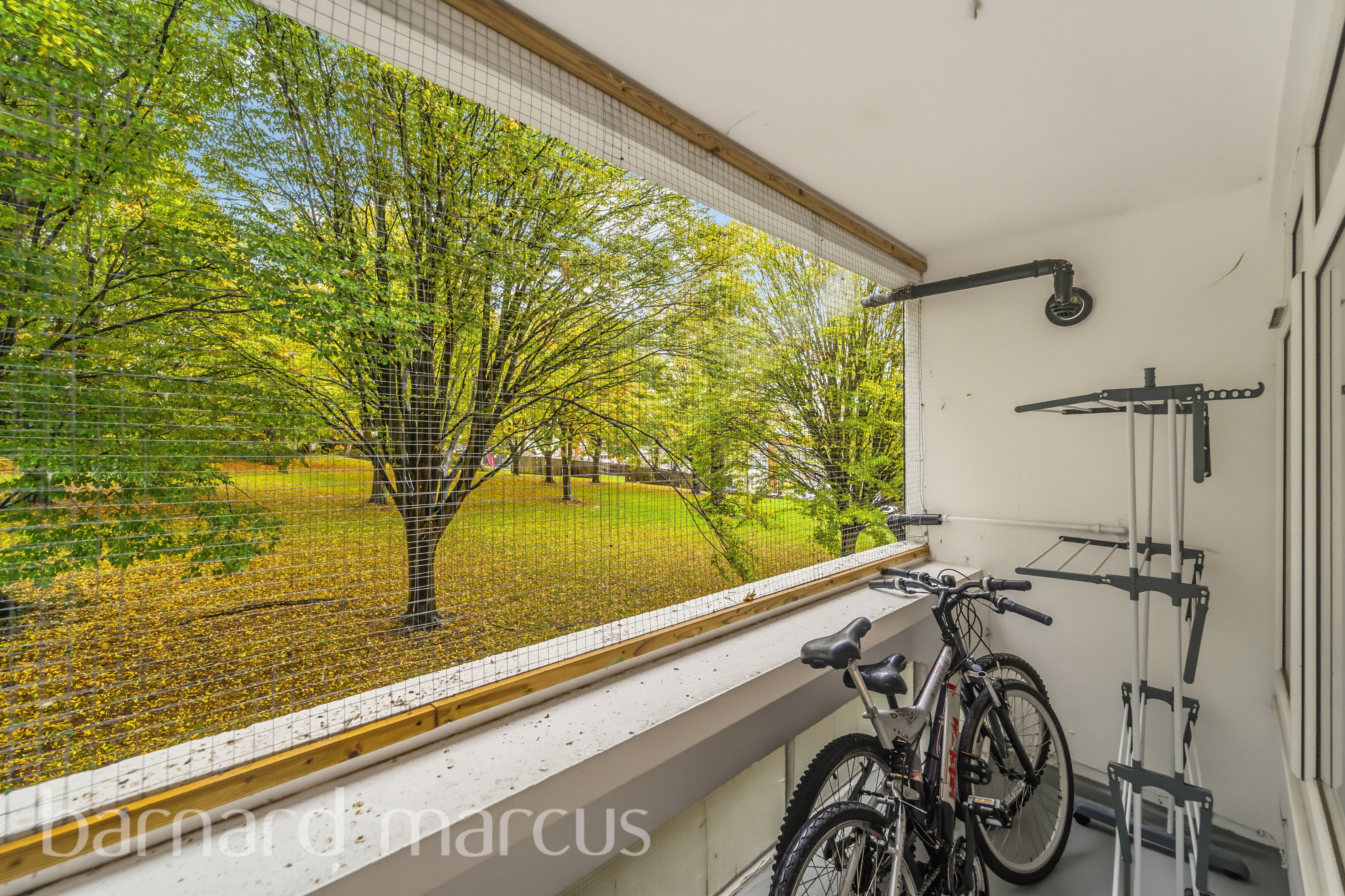 Flat Ellisfield Drive in Greater London