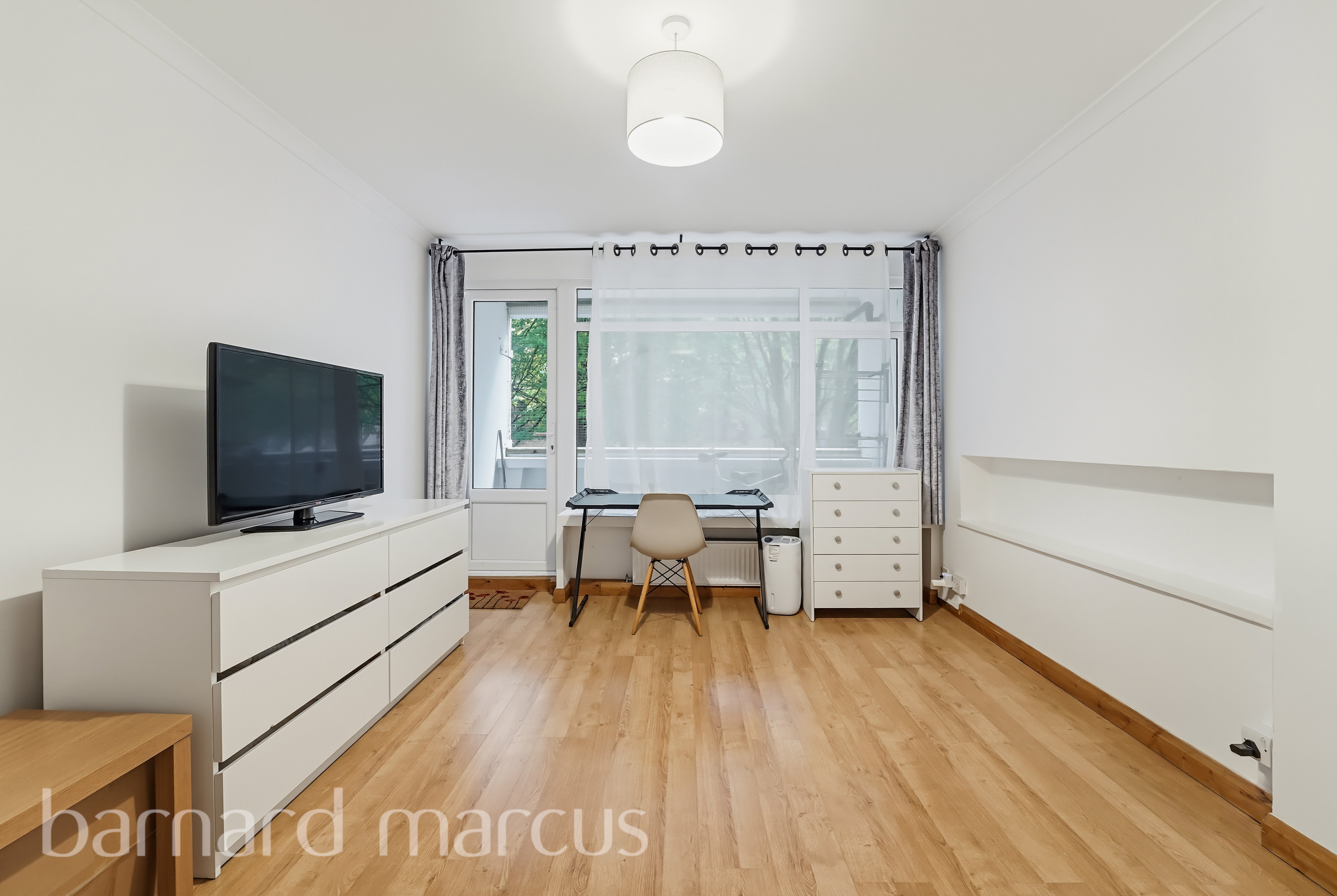 Flat Ellisfield Drive in Greater London