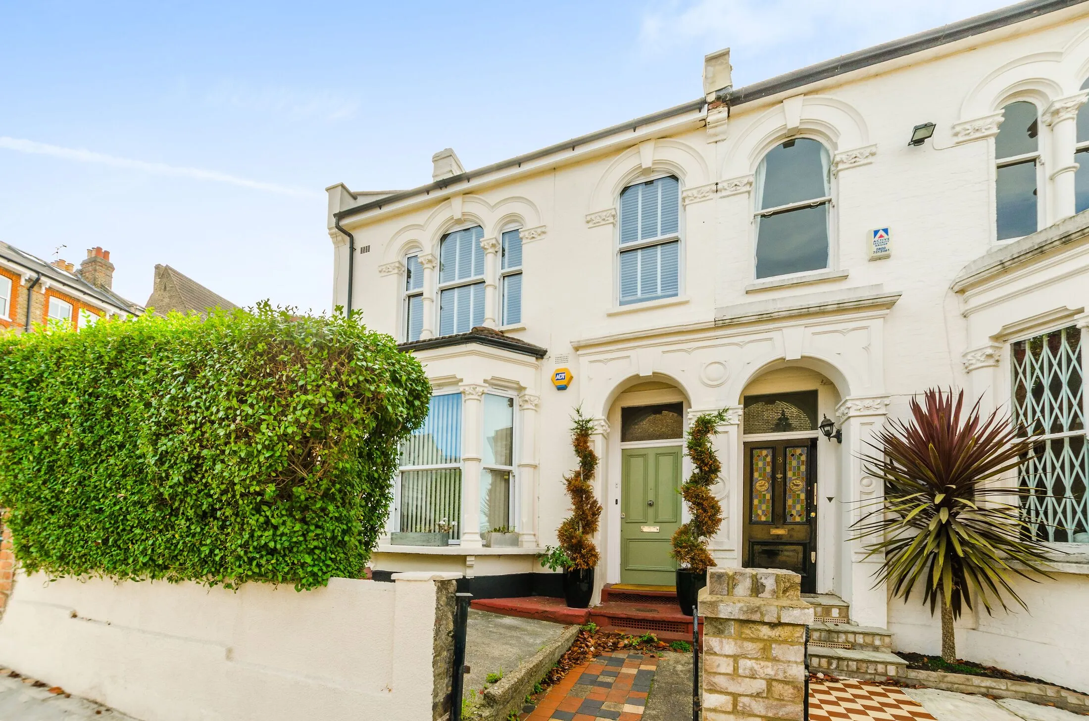 Flat Gladwell Road in Greater London