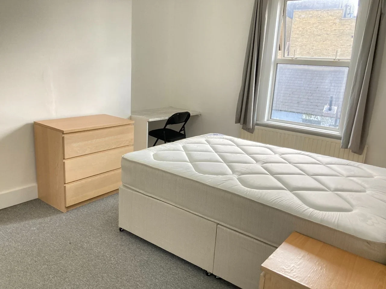 Room Kirn Road in Greater London