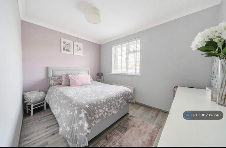 Room Todd Crescent in Borough of Swale