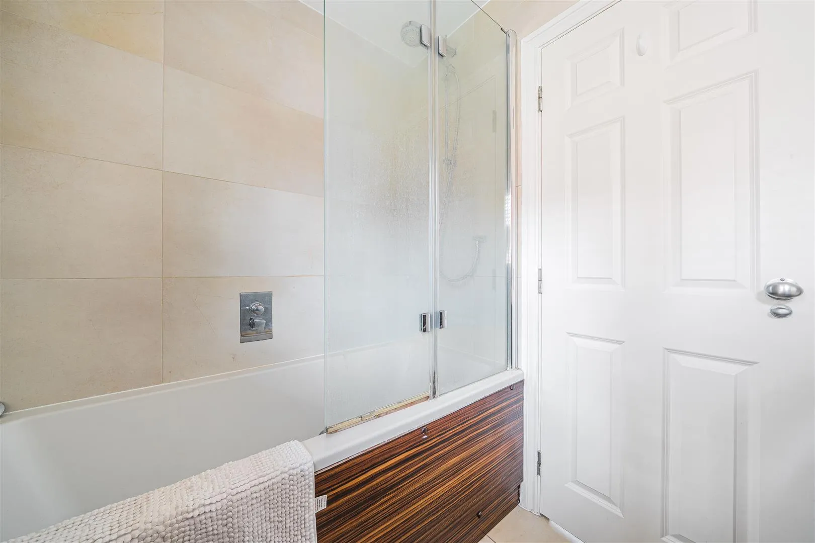 Flat Royal Connaught Drive in Hertsmere