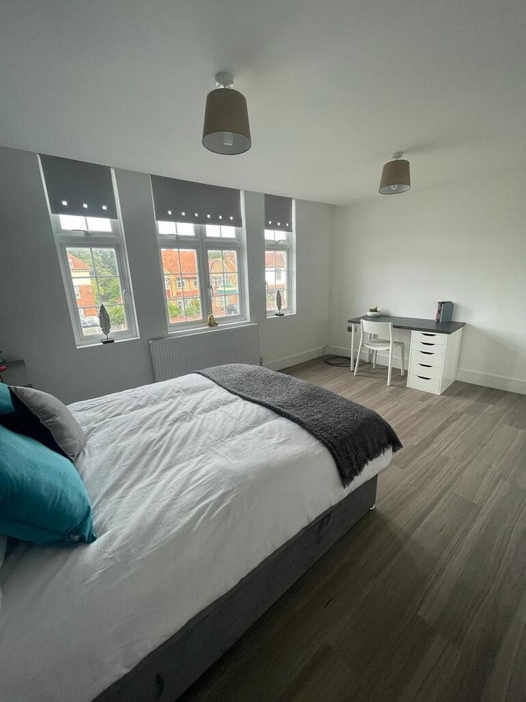 Flat Ewell Road in Greater London