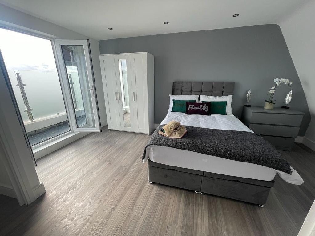 Flat Ewell Road in Greater London