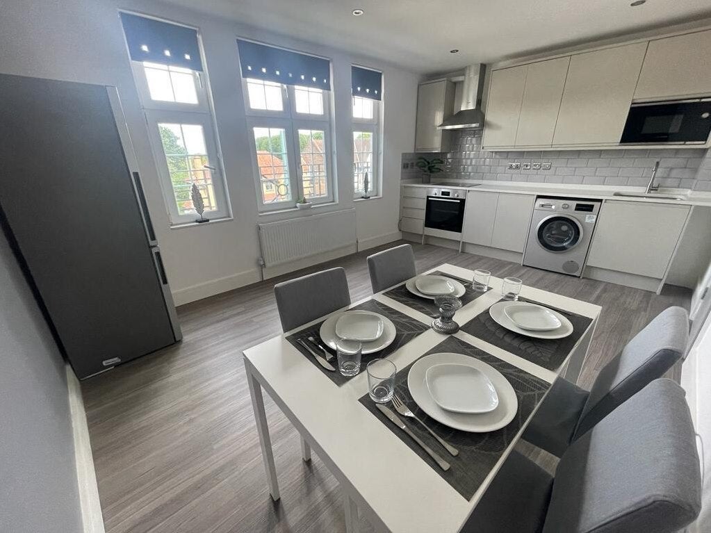 Flat Ewell Road in Greater London