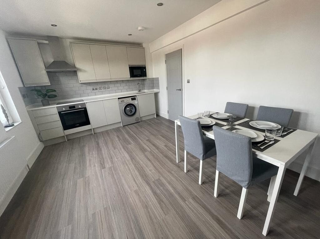 Flat Ewell Road in Greater London