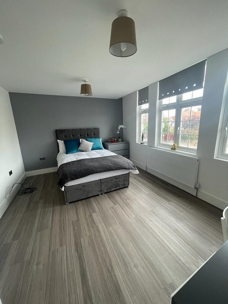 Flat Ewell Road in Greater London