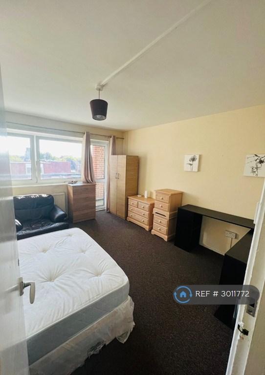 Room Field Road in Greater London