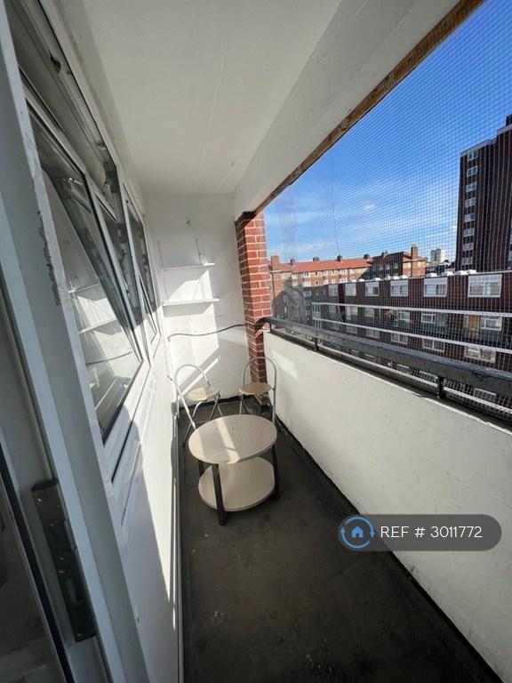 Room Field Road in Greater London