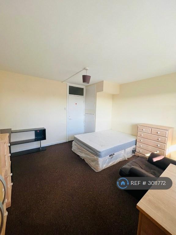 Room Field Road in Greater London