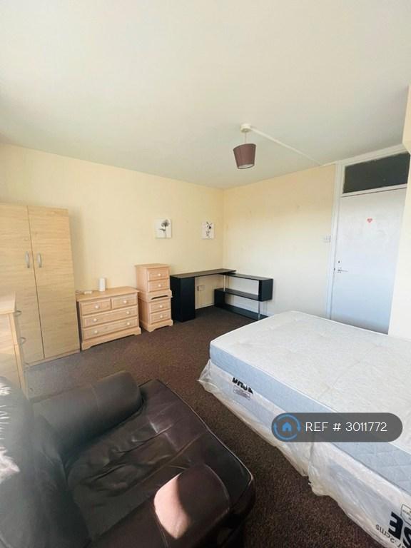Room Field Road in Greater London