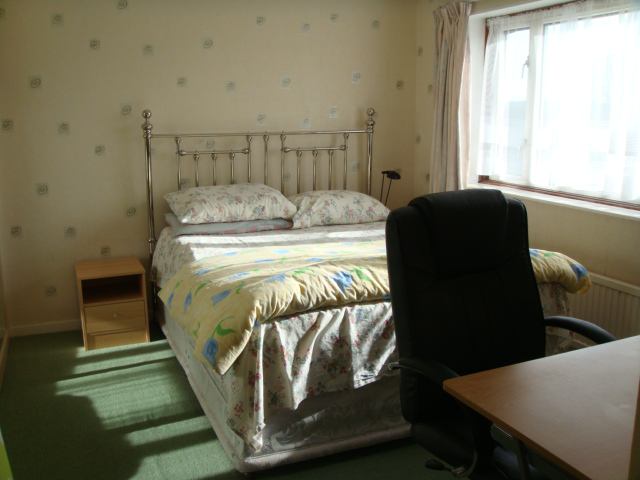 Room Arden Road in Crawley