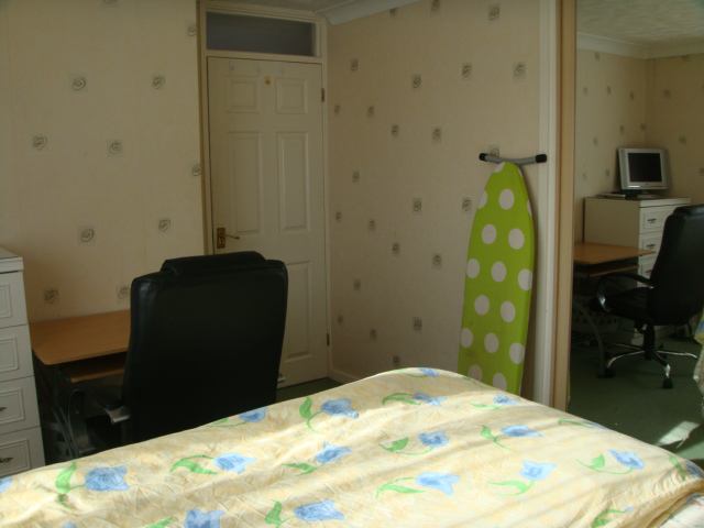 Room Arden Road in Crawley